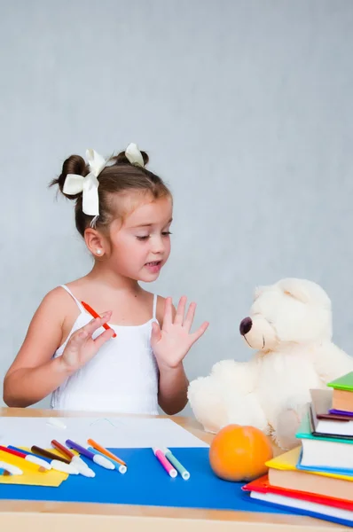 Leuk meisje leren thuis — Stockfoto