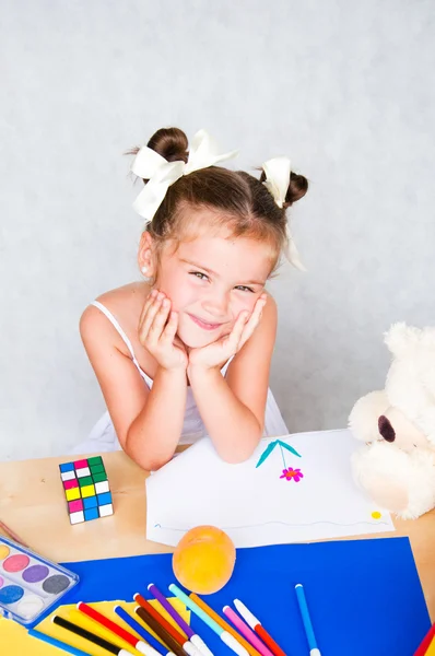 Niedliche Mädchen lernen zu Hause — Stockfoto