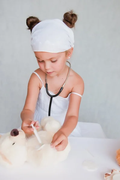 Petite fille médecin avec ours en peluche — Photo