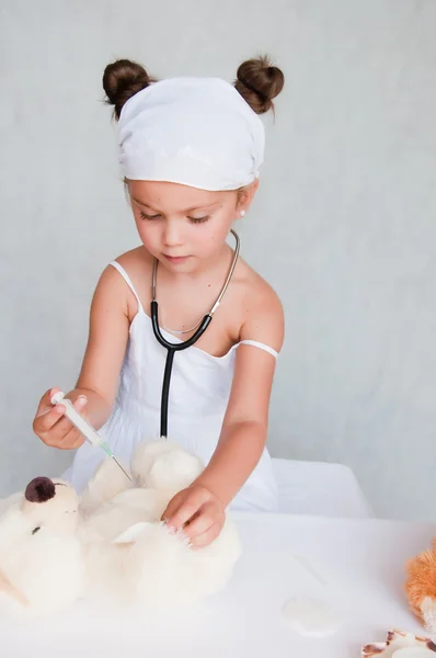 Μικρό κορίτσι γιατρός με αρκουδάκι — Φωτογραφία Αρχείου