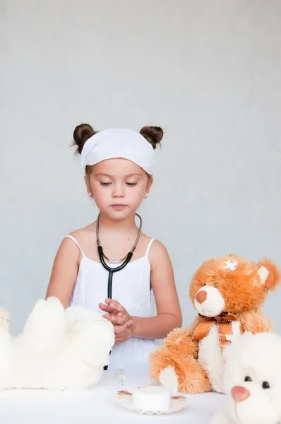Menina médico com ursinho de pelúcia — Fotografia de Stock
