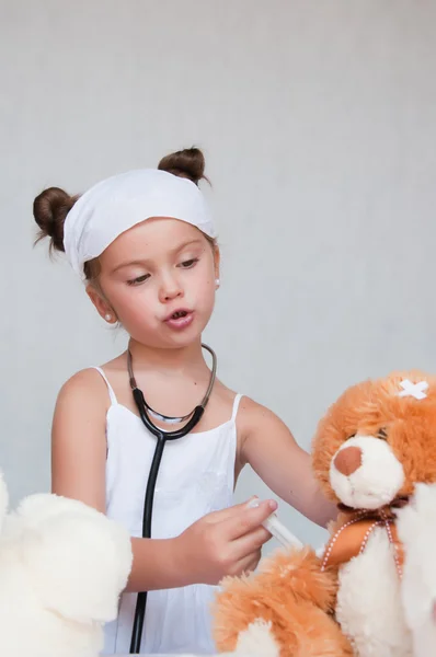 Weinig meisje arts met teddy bear — Stockfoto