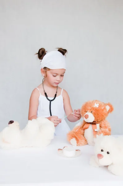 Kleine Ärztin mit Teddybär — Stockfoto