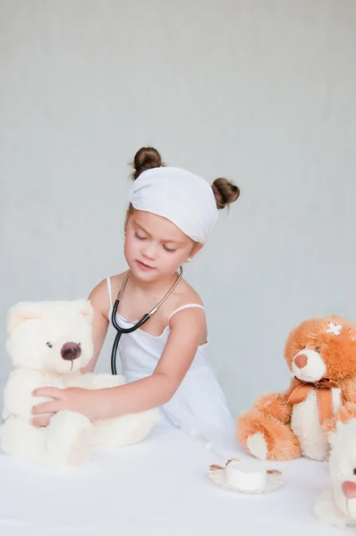 Μικρό κορίτσι γιατρός με αρκουδάκι — Φωτογραφία Αρχείου