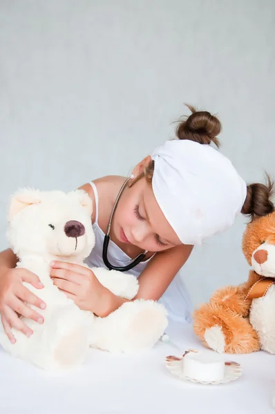 Weinig meisje arts met teddy bear — Stockfoto