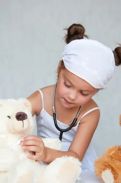 Oyuncak ayı ile küçük kız doktor — Stok fotoğraf