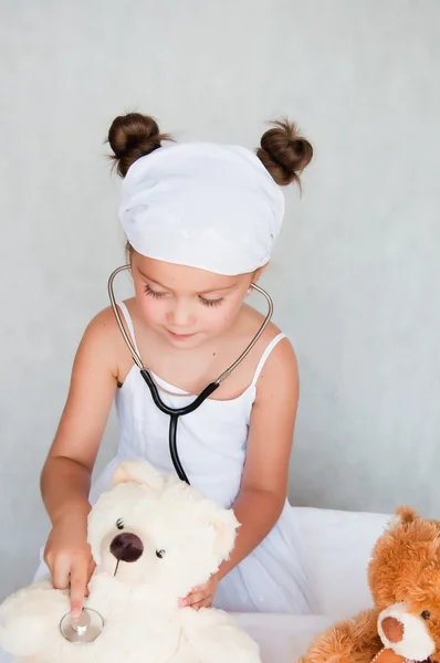 Mały lekarz dziewczynka z misiem — Zdjęcie stockowe