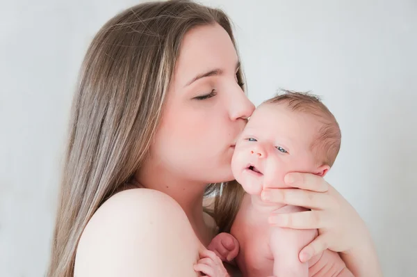 Foto van gelukkige jonge moeder met pasgeboren baby Rechtenvrije Stockafbeeldingen