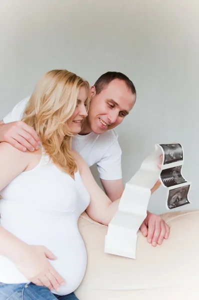 Счастливая беременная пара Стоковая Картинка