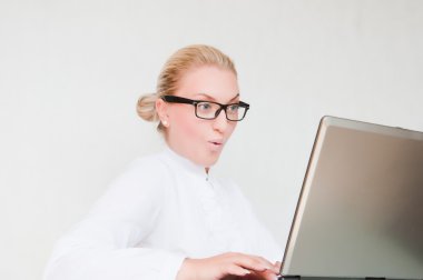 Çalışma Masası dizüstü bilgisayar kullanarak çekici genç iş kadını