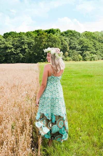 초원에 아름 다운 여자 — 스톡 사진