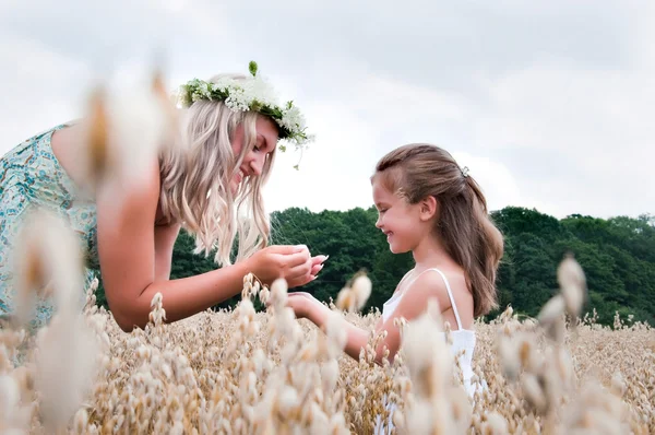 Mãe e filha brincando no milho — Fotografia de Stock