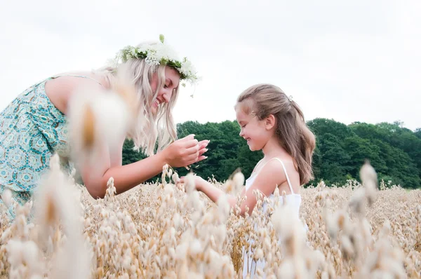 Mãe e filha brincando no milho — Fotografia de Stock