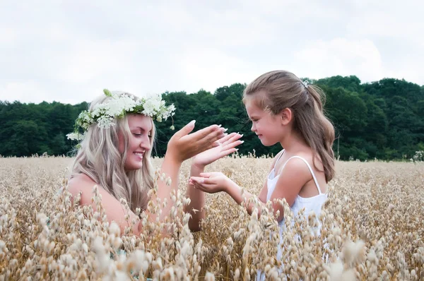 Madre e figlia che giocano al mais — Foto Stock