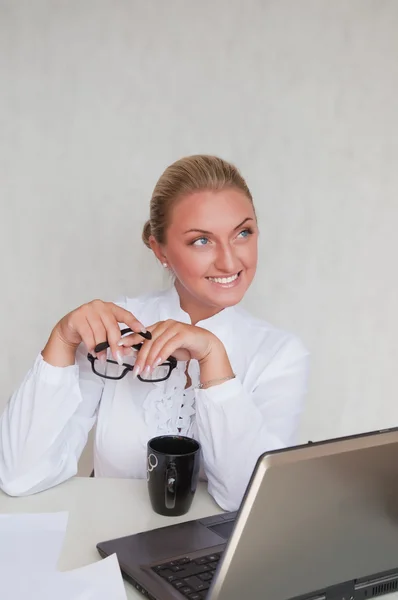 Atraktivní mladá podnikatelka pomocí přenosného počítače na pracovní stůl — Stock fotografie