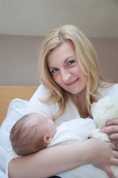 Yeni doğan bebek evde olan genç mutlu anne portresi — Stok fotoğraf
