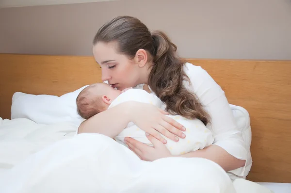 Portrait de jeune mère heureuse avec nouveau-né à la maison — Photo