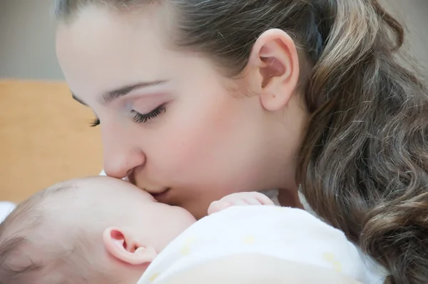 Ritratto di giovane madre felice con neonato a casa — Foto Stock