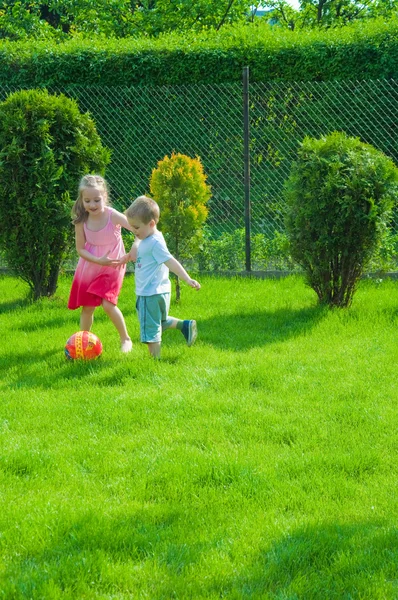 Niños jugando con la pelota — Foto de Stock