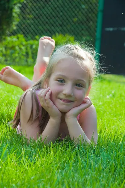 Mutlu küçük kız parkta yalan — Stok fotoğraf