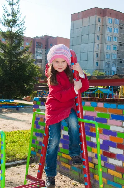 Sorridente bambina al parco giochi — Foto Stock