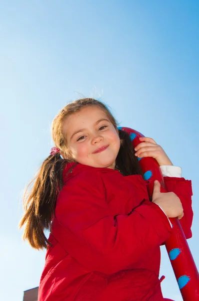 Usmívající se holčička na hřišti — Stock fotografie