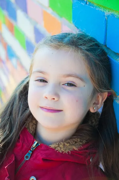 Улыбающаяся маленькая девочка на детской площадке — стоковое фото