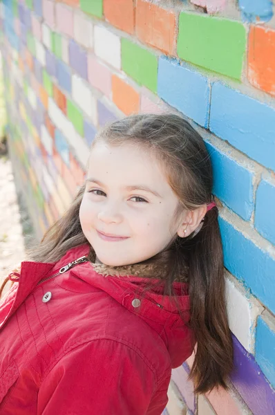 Smilende liten jente på lekeplassen – stockfoto