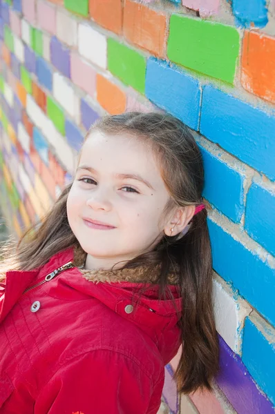 Sorridente bambina al parco giochi — Foto Stock