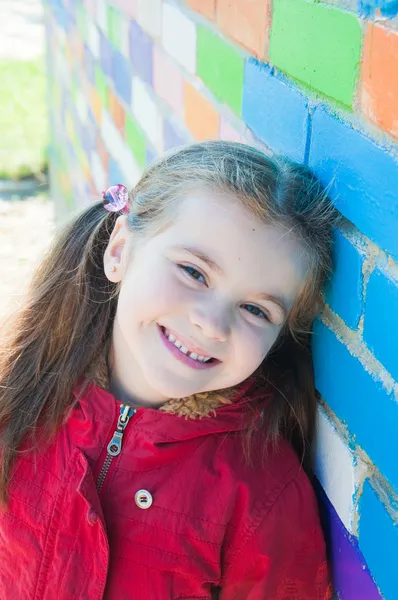 Улыбающаяся маленькая девочка на детской площадке — стоковое фото