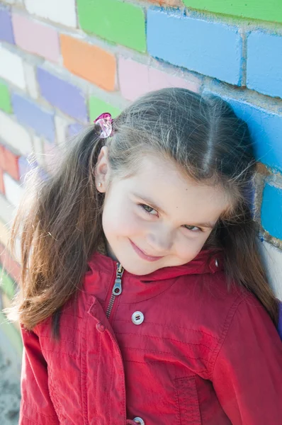Petite fille souriante à l'aire de jeux — Photo