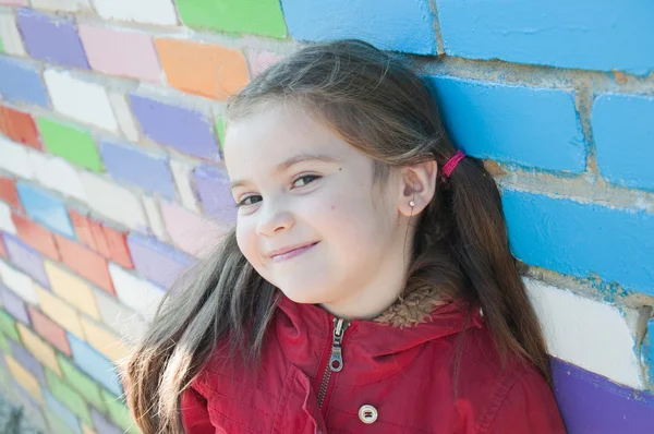 Oyun parkında gülümseyen küçük kız — Stok fotoğraf