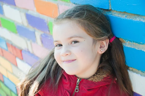 Glimlachend meisje op de speelplaats — Stockfoto
