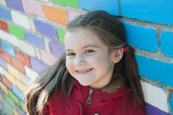 Glimlachend meisje op de speelplaats — Stockfoto