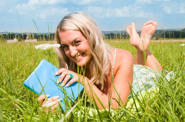 Güzel genç kız üzerine bir kitap ile çayır — Stok fotoğraf