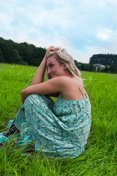 Schöne Frau auf der Wiese — Stockfoto