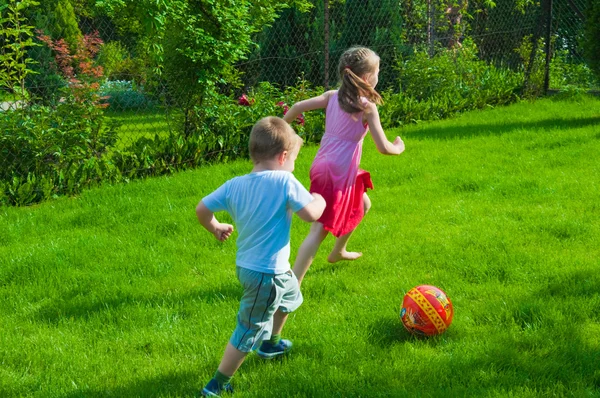 Діти грають з м'ячем Ліцензійні Стокові Зображення
