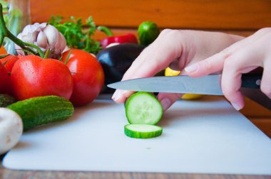 Salatalar hazırlanması. sağlıklı sebze açık.