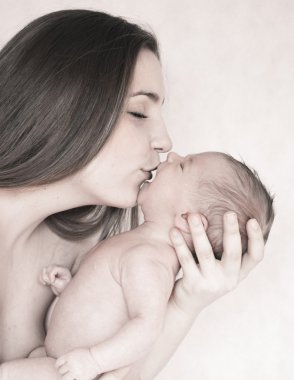 mutlu genç anne ile bebek resmi