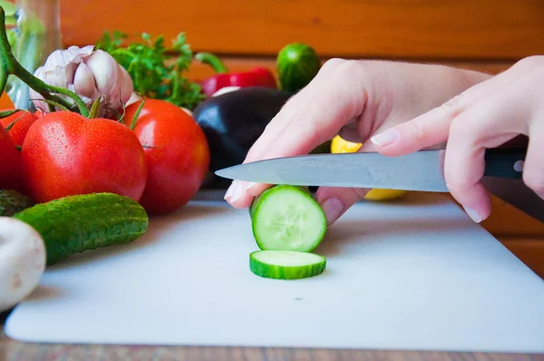 Приготування салатів. Здорові овочі на відкритому повітрі . — стокове фото