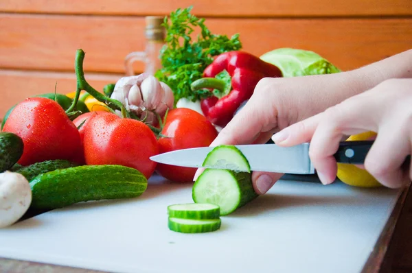 Preparación de ensaladas. verduras saludables al aire libre . — Foto de Stock