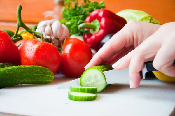 Подготовка салатов. здоровые овощи . — стоковое фото