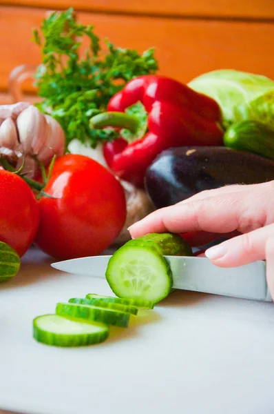 Saláták elkészítése. egészséges zöldség szabadtéri. — Stock Fotó