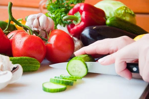 Preparation of salads. Healthy vegetables outdoor. — Stock Photo, Image