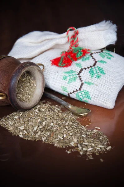 Calabash bardak yerba mate çayı ve saman ile dökülen yakın çekim — Stok fotoğraf