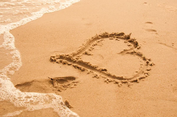 หัวใจบนชายหาดทราย — ภาพถ่ายสต็อก