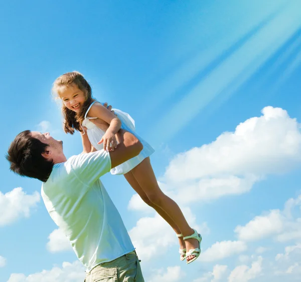 Otec a dcera proti obloze — Stock fotografie