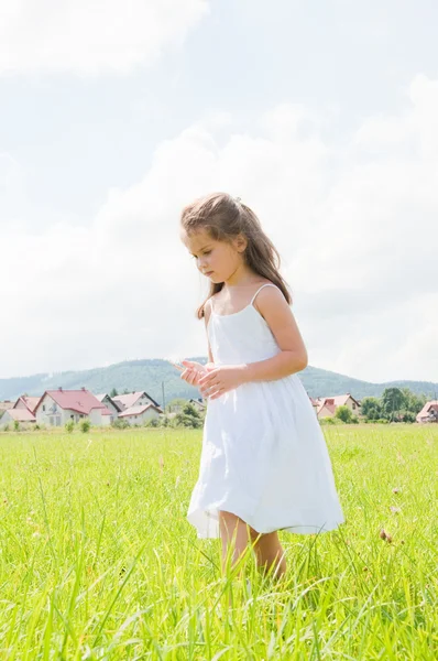 Маленькая девочка на лугу — стоковое фото