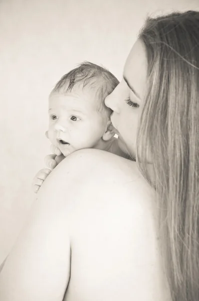 Obrázek mladé mamince s novorozence — Stock fotografie