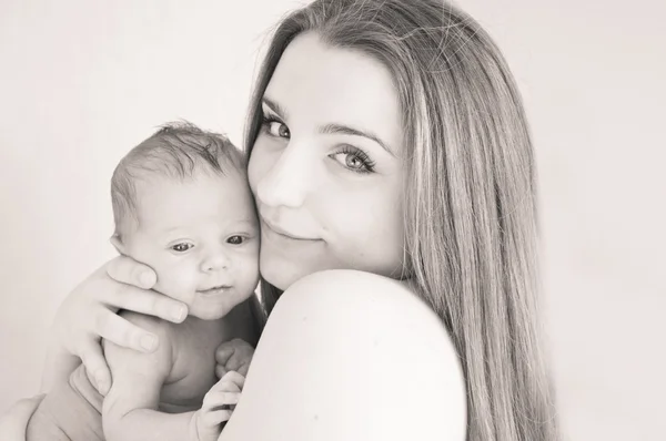 Foto van gelukkige jonge moeder met pasgeboren baby — Stockfoto
